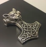 Vikingevedhæng i sølv - Thorshammer med Ulvehoved, ulv, ulve, fenris, fenrisulven, mjølner, thorshammer, stor flot, kvalitet, billig, ægte, original, sterling, sølv, vikingesmykker, museums, smykker, vedhæng, fund, gamle, guder, nordisk, mytologi, tro, vikingtiden, rollespil, ribe, bitii