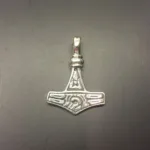 Vikingevedhæng i Sølv- Thorshammer Tosidet Massiv, enkel, massiv, to mønstre, mjølner, thor, gud, thorden, gave, gaveide, lille, flot, kvalitet, ægte, original, sterling, sølv, museumssmykker, kopi, smykke, barnedåb, dåbsgave, konfirmation, historiske, gamle, nordiske, guder, tro, mytologi, biti, ribe