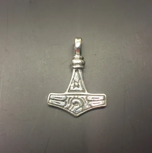 Vikingevedhæng i Sølv- Thorshammer Tosidet Massiv, enkel, massiv, to mønstre, mjølner, thor, gud, thorden, gave, gaveide, lille, flot, kvalitet, ægte, original, sterling, sølv, museumssmykker, kopi, smykke, barnedåb, dåbsgave, konfirmation, historiske, gamle, nordiske, guder, tro, mytologi, biti, ribe