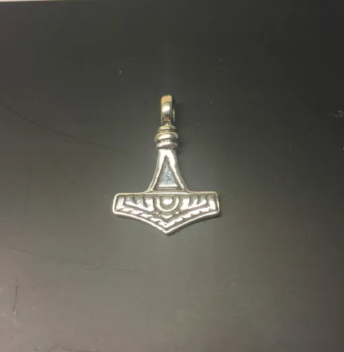 Vikingevedhæng i Sølv- Thorshammer Tosidet Massiv, enkel, massiv, to mønstre, mjølner, thor, gud, thorden, gave, gaveide, lille, flot, kvalitet, ægte, original, sterling, sølv, museumssmykker, kopi, smykke, barnedåb, dåbsgave, konfirmation, historiske, gamle, nordiske, guder, tro, mytologi, biti, ribe