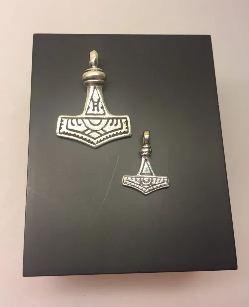 Vikingevedhæng i sølv- Thorshammer tosidet massiv - stor, Vikingevedhæng i Sølv- Thorshammer Tosidet Massiv, enkel, massiv, to mønstre, mjølner, thor, gud, thorden, gave, gaveide, lille, flot, kvalitet, ægte, original, sterling, sølv, museumssmykker, kopi, smykke, barnedåb, dåbsgave, konfirmation, historiske, gamle, nordiske, guder, tro, mytologi, biti, ribe