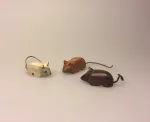 Mus - Håndskåret af træ med læderhale, træmus, mus af træ, træfigur, musefigur, mus, naturmaterialer, håndlavet, håndsnittet, træsnit, læder, håndværk, kunsthåndværk, nordisk,