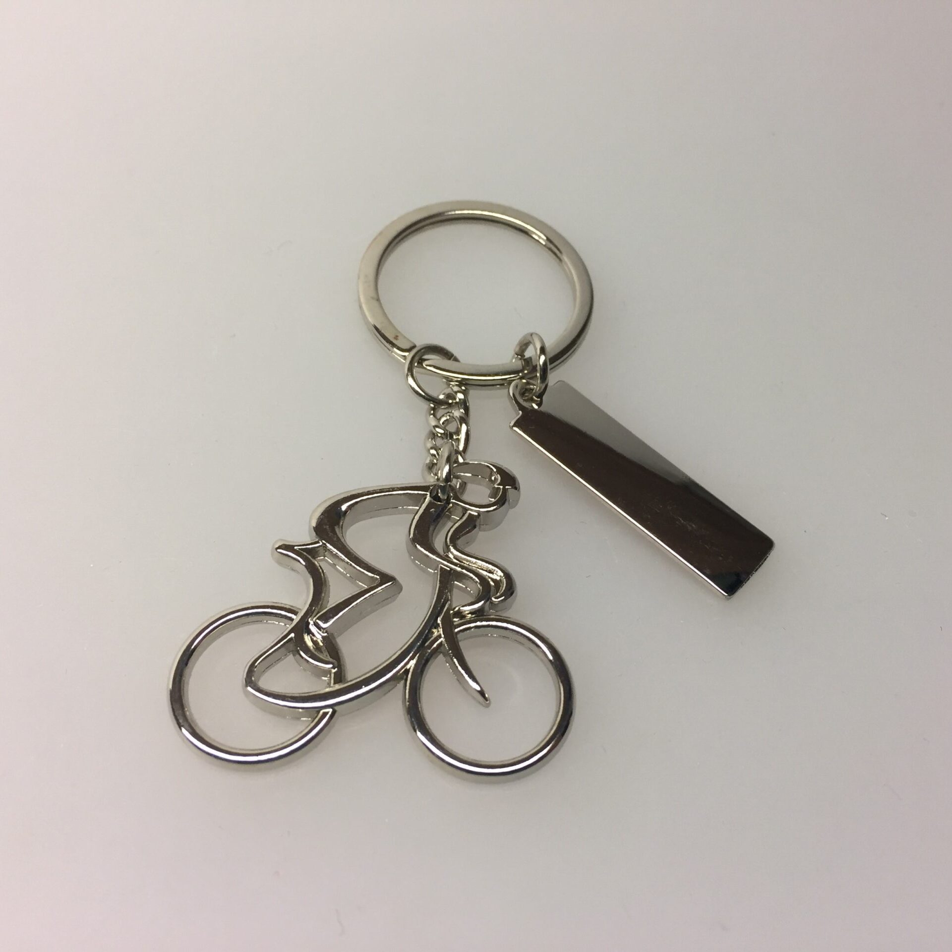 Nøglering - Cykelrytter blank med skilt, Nøglering - Cykelrytter Mat Sølv, Nøglering, cykelrytter, landevejscykling, cykel, motion, jeg er så glad for min cykel, cykelløb, motionscykelrytter, fritid, speciel, nøglering, personlig, gave, gaveide, symbolsk, gavekort, til cykel, biti, ribe, elegant, design, til mænd, til drenge, konfirmand, konfirmationsgave, student,