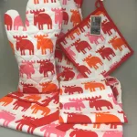 Viskestykke Bomuld med tryk - Elge rød/pink/orange - Forklæde bomuld med tryk - Elge rød/pink/orange - Grydelap - bomuld med tryk - Elge rød/rosa/orange - Grillhandske - bomuld med tryk - Elge rød/rosa/orange