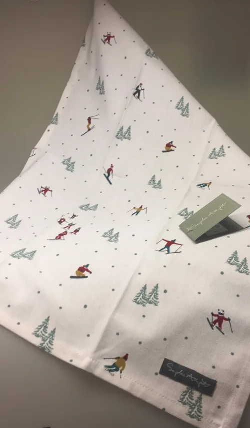 Viskestykke Bomuld med tryk - skiløbere, vinter, vinterlandskab, sne, snevejr, skisport, skiferie, skiløb, alpin, alpint, vinterferie, stemning, østrig, schweiz, juleferie, winterwonderland, stå på ski, julegave, juleferie, norge, fjellet, hytter, snehytte, jul i sneen, biti, ribe, glühwein, jagatee, jægerte,