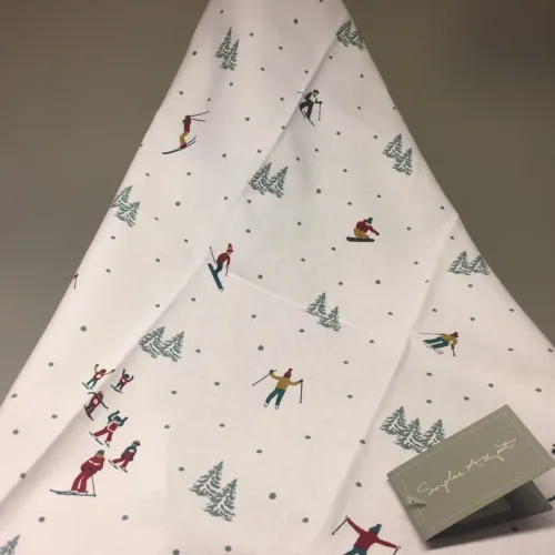 Viskestykke Bomuld med tryk - skiløbere, vinter, vinterlandskab, sne, snevejr, skisport, skiferie, skiløb, alpin, alpint, vinterferie, stemning, østrig, schweiz, juleferie, winterwonderland, stå på ski, julegave, juleferie, norge, fjellet, hytter, snehytte, jul i sneen, biti, ribe, glühwein, jagatee, jægerte,