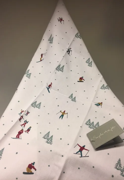 Viskestykke Bomuld med tryk - skiløbere, vinter, vinterlandskab, sne, snevejr, skisport, skiferie, skiløb, alpin, alpint, vinterferie, stemning, østrig, schweiz, juleferie, winterwonderland, stå på ski, julegave, juleferie, norge, fjellet, hytter, snehytte, jul i sneen, biti, ribe, glühwein, jagatee, jægerte,