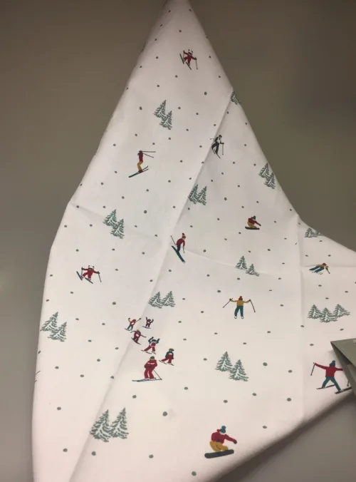 Viskestykke Bomuld med tryk - skiløbere, vinter, vinterlandskab, sne, snevejr, skisport, skiferie, skiløb, alpin, alpint, vinterferie, stemning, østrig, schweiz, juleferie, winterwonderland, stå på ski, julegave, juleferie, norge, fjellet, hytter, snehytte, jul i sneen, biti, ribe, glühwein, jagatee, jægerte,