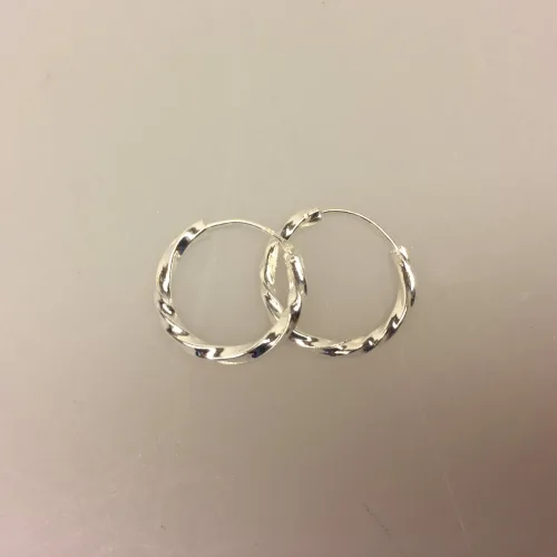 Creoler i sølv Ø 16 mm snoede lyse, Creoler i sølv Ø 15 mm snoede lyseØ 18 mm - kraftige snoede, snoet, twistet, mønster, snoning, lys, blank, sølv, ægte, sterling sølv, hoops, runde, ringe, øreringe, ørenringe, små, tykke, kraftige, flotte, billige, kvalitet, maanesten, cool, specielle, sommer, moderne, stylede, stilede