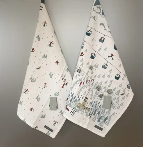 Viskestykke Bomuld med tryk - Skiløbere, lift og hytter - Viskestykke Bomuld med tryk - ski, Viskestykke Bomuld med tryk - skiløbere, vinter, vinterlandskab, sne, snevejr, skisport, skiferie, skiløb, alpin, alpint, vinterferie, stemning, østrig, schweiz, juleferie, winterwonderland, stå på ski, julegave, juleferie, norge, fjellet, hytter, snehytte, jul i sneen, biti, ribe, glühwein, jagatee, jægerte, allport