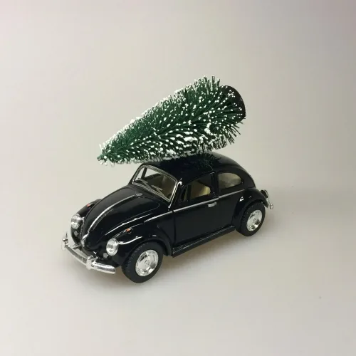 VW Folkevogn bobbel classic med juletræ på taget - Sort, vw, volkswagen, julebil, bil med grantræ, bil med juletræ, folkevogn med træ, folkevogn med juletræ, folkevogn med grantræ, driving home for christmas, driving home for xmas, julepynt, dekoration, stilleben, julebord, julen 2019, med granatræ på taget, bobbel, boble, bobble, nedgroet negl, asfalt bobbel, biti, ribe