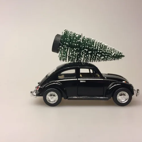VW Folkevogn bobbel classic med juletræ på taget - Sort, vw, volkswagen, julebil, bil med grantræ, bil med juletræ, folkevogn med træ, folkevogn med juletræ, folkevogn med grantræ, driving home for christmas, driving home for xmas, julepynt, dekoration, stilleben, julebord, julen 2019, med granatræ på taget, bobbel, boble, bobble, nedgroet negl, asfalt bobbel, biti, ribe