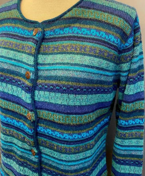 Alpaka cardigan - Rayas med rund hals - Turkis/petrol/lime, alpakka, alpaca, varme, farver, kulørt, tone-i-tone, blød, kradser ikke, luksus, luksuriøs, kvalitet, ren, ægte, kashmir, cashmere, lamauld, varm, lun, silke, silkeblød, ekstravagant, elegant, klassisk, sporty, særlig, lækker, holdbar, sporty, smart, damer, damestrik, cardigan, strikjakke, biti, ribe, nordisk, design, norsk,