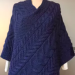 Aran Poncho i merinould - Blå, kappe, aramstrik, aran mønster, irsk, varm, smart, strik, blød, lækker, smart, gave, gaveide