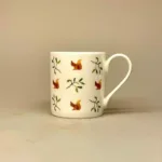 Krus - Ben Porcelæn - Egern, egernkrus, egernmotiv, skovens dyr, dansk, skov, kaffe, te, tekop, tekrus, kaffekrus, kaffekop, benporcelæn, flot, kvalitet, gaveide, gave, lækkert, smukt, naturens, dyr, biti, ribe, vadehavet, nationalpark, sophie allport,