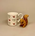 Krus - Ben Porcelæn - Egern, egernkrus, egernmotiv, skovens dyr, dansk, skov, kaffe, te, tekop, tekrus, kaffekrus, kaffekop, benporcelæn, flot, kvalitet, gaveide, gave, lækkert, smukt, naturens, dyr, biti, ribe, vadehavet, nationalpark, sophie allport,