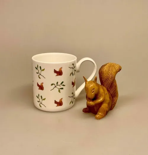 Krus - Ben Porcelæn - Egern, egernkrus, egernmotiv, skovens dyr, dansk, skov, kaffe, te, tekop, tekrus, kaffekrus, kaffekop, benporcelæn, flot, kvalitet, gaveide, gave, lækkert, smukt, naturens, dyr, biti, ribe, vadehavet, nationalpark, sophie allport,