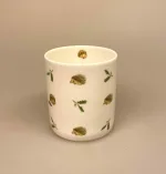 Krus - Ben Porcelæn - Pindsvin, pindsvinekrus, ting med, pindsvin, pindgris, pinse, nålepude, igel, igelkott, kaffe,kako, te, tekrus, tekop, kaffekrus, kaffekop, bæger, porcelæn, flot, lækkert, personligt, kvalitet, skovens dyr, dansk, fauna, biti, ribe, vadehavet, sophie allport,