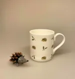 Krus - Ben Porcelæn - Pindsvin, pindsvinekrus, ting med, pindsvin, pindgris, pinse, nålepude, igel, igelkott, kaffe,kako, te, tekrus, tekop, kaffekrus, kaffekop, bæger, porcelæn, flot, lækkert, personligt, kvalitet, skovens dyr, dansk, fauna, biti, ribe, vadehavet, sophie allport,