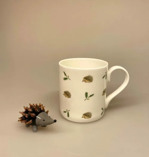 Krus - Ben Porcelæn - Pindsvin, pindsvinekrus, ting med, pindsvin, pindgris, pinse, nålepude, igel, igelkott, kaffe,kako, te, tekrus, tekop, kaffekrus, kaffekop, bæger, porcelæn, flot, lækkert, personligt, kvalitet, skovens dyr, dansk, fauna, biti, ribe, vadehavet, sophie allport,