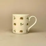 Krus - Ben Porcelæn - Pindsvin, pindsvinekrus, ting med, pindsvin, pindgris, pinse, nålepude, igel, igelkott, kaffe,kako, te, tekrus, tekop, kaffekrus, kaffekop, bæger, porcelæn, flot, lækkert, personligt, kvalitet, skovens dyr, dansk, fauna, biti, ribe, vadehavet, sophie allport,