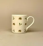 Krus - Ben Porcelæn - Pindsvin, pindsvinekrus, ting med, pindsvin, pindgris, pinse, nålepude, igel, igelkott, kaffe,kako, te, tekrus, tekop, kaffekrus, kaffekop, bæger, porcelæn, flot, lækkert, personligt, kvalitet, skovens dyr, dansk, fauna, biti, ribe, vadehavet, sophie allport,