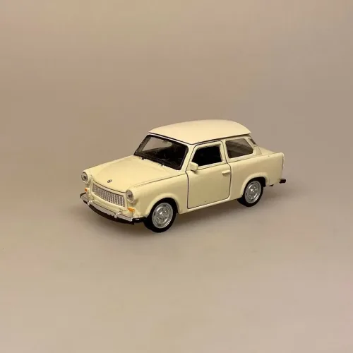 Trabant Classic Modelbil - Creme, flødefarvet, cremehvid, hvid, ivory, DDR, østtyskland, berlin, historie, trabi, retro, modelbil, legetøj, samler, olds mobile, veteranbil, træf, sjov, gave, symbolsk, kold krig, sangskjuler, kørekort, rejse, gavekort, biti, ægte, licens, tysk, ældre, old school