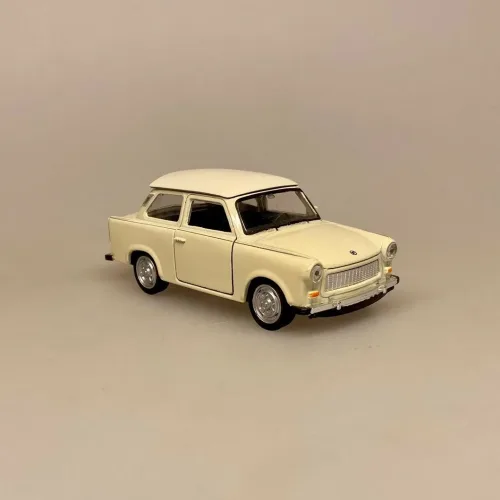Trabant Classic Modelbil - Creme, flødefarvet, cremehvid, hvid, ivory, DDR, østtyskland, berlin, historie, trabi, retro, modelbil, legetøj, samler, olds mobile, veteranbil, træf, sjov, gave, symbolsk, kold krig, sangskjuler, kørekort, rejse, gavekort, biti, ægte, licens, tysk, ældre, old school