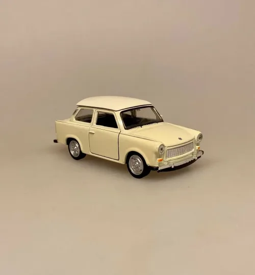 Trabant Classic Modelbil - Creme, flødefarvet, cremehvid, hvid, ivory, DDR, østtyskland, berlin, historie, trabi, retro, modelbil, legetøj, samler, olds mobile, veteranbil, træf, sjov, gave, symbolsk, kold krig, sangskjuler, kørekort, rejse, gavekort, biti, ægte, licens, tysk, ældre, old school