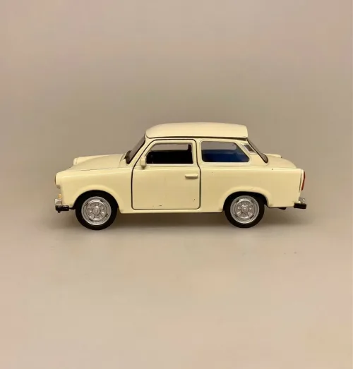 Trabant Classic Modelbil - Creme, flødefarvet, cremehvid, hvid, ivory, DDR, østtyskland, berlin, historie, trabi, retro, modelbil, legetøj, samler, olds mobile, veteranbil, træf, sjov, gave, symbolsk, kold krig, sangskjuler, kørekort, rejse, gavekort, biti, ægte, licens, tysk, ældre, old school