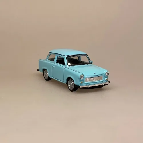 Trabant Classic Modelbil - Lyseblå, blå, pastelblå, babyblå, DDR, østtyskland, berlin, historie, trabi, retro, modelbil, legetøj, samler, olds mobile, veteranbil, træf, sjov, gave, symbolsk, kold krig, sangskjuler, kørekort, rejse, gavekort, biti, ægte, licens, tysk, ældre, old school