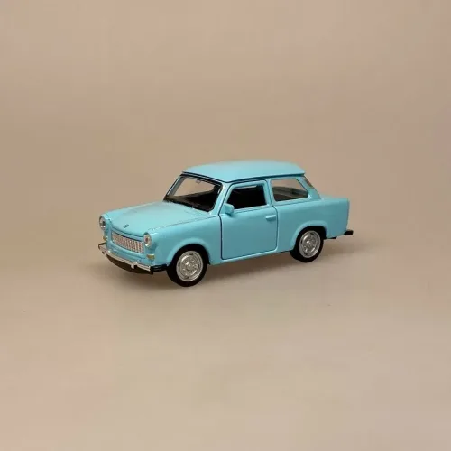 Trabant Classic Modelbil - Lyseblå, blå, pastelblå, babyblå, DDR, østtyskland, berlin, historie, trabi, retro, modelbil, legetøj, samler, olds mobile, veteranbil, træf, sjov, gave, symbolsk, kold krig, sangskjuler, kørekort, rejse, gavekort, biti, ægte, licens, tysk, ældre, old school