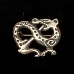 Vikingebroche i sølv - Slange, fabeldyr, vikinger, vikingesmykker, sølv, sølvnål, sølvbroche, vikingebroche, kopi, vikingekopi, museumssmykker, fund, aser, midgårdsorm, evighed, amulet, biti, ribe