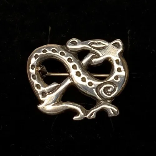Vikingebroche i sølv - Slange, fabeldyr, vikinger, vikingesmykker, sølv, sølvnål, sølvbroche, vikingebroche, kopi, vikingekopi, museumssmykker, fund, aser, midgårdsorm, evighed, amulet, biti, ribe