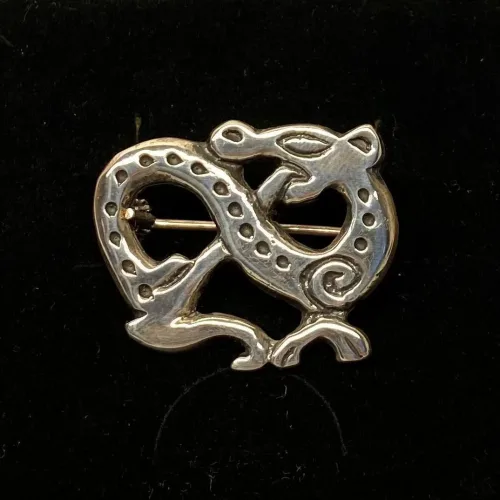 Vikingebroche i sølv - Slange, fabeldyr, vikinger, vikingesmykker, sølv, sølvnål, sølvbroche, vikingebroche, kopi, vikingekopi, museumssmykker, fund, aser, midgårdsorm, evighed, amulet, biti, ribe