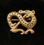 Vikingebroche i bronze - Slange, vikinger, vikingesmykker, museums, museumssmykker, kopismykker, ægte, original, vikingefund, udgravninger, nordiske, guder, aser, midgårdsormen, loke, dyr, slange, drage, biti, ribe, ansgar, bronze, billige, flotte, gaveide, konfirmation, fødselsdag,