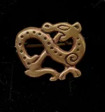 Vikingebroche i bronze - Slange, vikinger, vikingesmykker, museums, museumssmykker, kopismykker, ægte, original, vikingefund, udgravninger, nordiske, guder, aser, midgårdsormen, loke, dyr, slange, drage, biti, ribe, ansgar, bronze, billige, flotte, gaveide, konfirmation, fødselsdag,