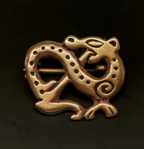 Vikingebroche i bronze - Slange, vikinger, vikingesmykker, museums, museumssmykker, kopismykker, ægte, original, vikingefund, udgravninger, nordiske, guder, aser, midgårdsormen, loke, dyr, slange, drage, biti, ribe, ansgar, bronze, billige, flotte, gaveide, konfirmation, fødselsdag,