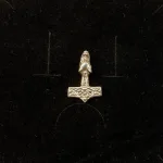 Vikingevedhæng i sølv - Thorshammer med fenris - lille, fenrisulven, loke, lokes søn, ragnarok, thor, mjølner, sølvvedhæng, vikingesmykker, vikingefund, museumssmykker, kopismykker, danefæ, massivt, konfirmation, dåbsgave, barnedåb
