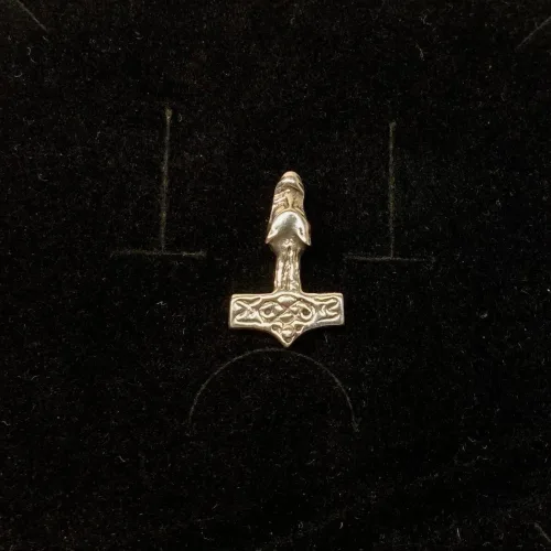 Vikingevedhæng i sølv - Thorshammer med fenris - lille, fenrisulven, loke, lokes søn, ragnarok, thor, mjølner, sølvvedhæng, vikingesmykker, vikingefund, museumssmykker, kopismykker, danefæ, massivt, konfirmation, dåbsgave, barnedåb