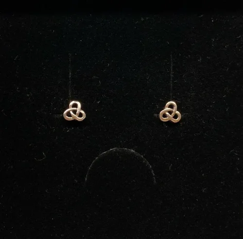 Vikingeøreringe Sølv Ørestikkere - Buet Triskele, Vikingeøreringe Sølv Ørestikkere - Triskele, magisk, det magiske tal tre, treenigheden, evigheden, symbol, symbolks, keltisk, vikinger, vikingetiden, keltisk flet, keltiske smykker, vikingesmykker, sølv smykker, ørestikkere, sølvørestikkere, museums smykker, museums smykker, historiske smykker, fund, vikingefund, kopi smykker, nordiske, guder, aser, asatro, amuletter, ægte, nikkelfri, Biti, Ribe,