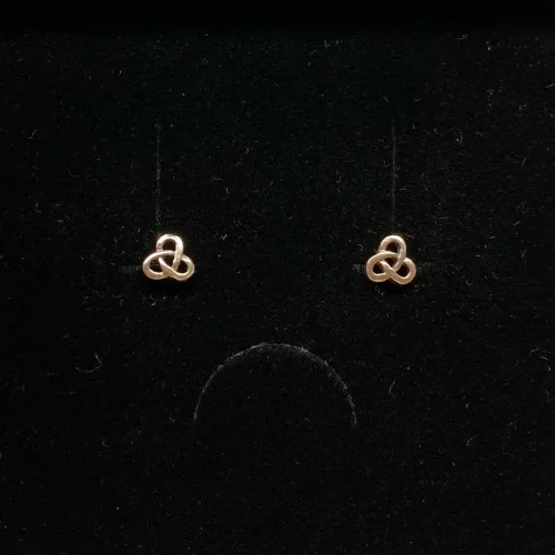 Vikingeøreringe Sølv Ørestikkere - Buet Triskele, Vikingeøreringe Sølv Ørestikkere - Triskele, magisk, det magiske tal tre, treenigheden, evigheden, symbol, symbolks, keltisk, vikinger, vikingetiden, keltisk flet, keltiske smykker, vikingesmykker, sølv smykker, ørestikkere, sølvørestikkere, museums smykker, museums smykker, historiske smykker, fund, vikingefund, kopi smykker, nordiske, guder, aser, asatro, amuletter, ægte, nikkelfri, Biti, Ribe,