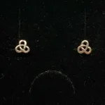 Vikingeøreringe Sølv Ørestikkere - Buet Triskele, Vikingeøreringe Sølv Ørestikkere - Triskele, magisk, det magiske tal tre, treenigheden, evigheden, symbol, symbolks, keltisk, vikinger, vikingetiden, keltisk flet, keltiske smykker, vikingesmykker, sølv smykker, ørestikkere, sølvørestikkere, museums smykker, museums smykker, historiske smykker, fund, vikingefund, kopi smykker, nordiske, guder, aser, asatro, amuletter, ægte, nikkelfri, Biti, Ribe,