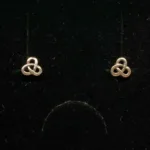 Vikingeøreringe Sølv Ørestikkere - Buet Triskele, Vikingeøreringe Sølv Ørestikkere - Triskele, magisk, det magiske tal tre, treenigheden, evigheden, symbol, symbolks, keltisk, vikinger, vikingetiden, keltisk flet, keltiske smykker, vikingesmykker, sølv smykker, ørestikkere, sølvørestikkere, museums smykker, museums smykker, historiske smykker, fund, vikingefund, kopi smykker, nordiske, guder, aser, asatro, amuletter, ægte, nikkelfri, Biti, Ribe,