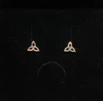 Vikingeøreringe Sølv Ørestikkere - Spids Triskele, magisk, det magiske tal tre, treenigheden, evigheden, symbol, symbolks, keltisk, vikinger, vikingetiden, keltisk flet, keltiske smykker, vikingesmykker, sølv smykker, ørestikkere, sølvørestikkere, museums smykker, museums smykker, historiske smykker, fund, vikingefund, kopi smykker, nordiske, guder, aser, asatro, amuletter, ægte, nikkelfri, Biti, Ribe,