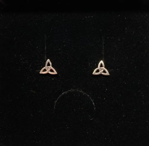 Vikingeøreringe Sølv Ørestikkere - Spids Triskele, magisk, det magiske tal tre, treenigheden, evigheden, symbol, symbolks, keltisk, vikinger, vikingetiden, keltisk flet, keltiske smykker, vikingesmykker, sølv smykker, ørestikkere, sølvørestikkere, museums smykker, museums smykker, historiske smykker, fund, vikingefund, kopi smykker, nordiske, guder, aser, asatro, amuletter, ægte, nikkelfri, Biti, Ribe,
