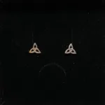 Vikingeøreringe Sølv Ørestikkere - Spids Triskele, magisk, det magiske tal tre, treenigheden, evigheden, symbol, symbolks, keltisk, vikinger, vikingetiden, keltisk flet, keltiske smykker, vikingesmykker, sølv smykker, ørestikkere, sølvørestikkere, museums smykker, museums smykker, historiske smykker, fund, vikingefund, kopi smykker, nordiske, guder, aser, asatro, amuletter, ægte, nikkelfri, Biti, Ribe,