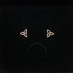 Vikingeøreringe Sølv Ørestikkere - Spids Triskele, magisk, det magiske tal tre, treenigheden, evigheden, symbol, symbolks, keltisk, vikinger, vikingetiden, keltisk flet, keltiske smykker, vikingesmykker, sølv smykker, ørestikkere, sølvørestikkere, museums smykker, museums smykker, historiske smykker, fund, vikingefund, kopi smykker, nordiske, guder, aser, asatro, amuletter, ægte, nikkelfri, Biti, Ribe,