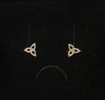 Vikingeøreringe Sølv Ørestikkere - Spids Triskele, magisk, det magiske tal tre, treenigheden, evigheden, symbol, symbolks, keltisk, vikinger, vikingetiden, keltisk flet, keltiske smykker, vikingesmykker, sølv smykker, ørestikkere, sølvørestikkere, museums smykker, museums smykker, historiske smykker, fund, vikingefund, kopi smykker, nordiske, guder, aser, asatro, amuletter, ægte, nikkelfri, Biti, Ribe,