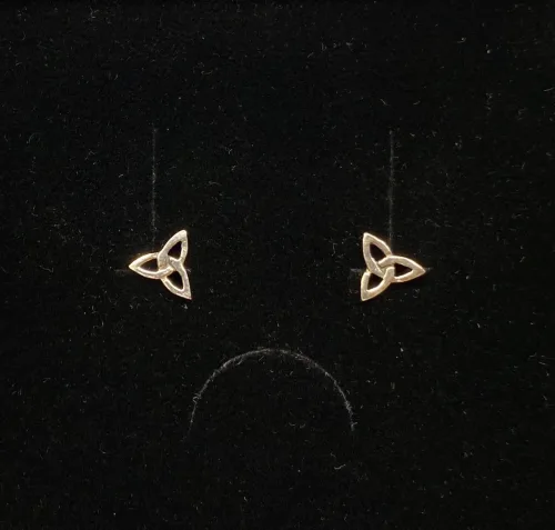 Vikingeøreringe Sølv Ørestikkere - Spids Triskele, magisk, det magiske tal tre, treenigheden, evigheden, symbol, symbolks, keltisk, vikinger, vikingetiden, keltisk flet, keltiske smykker, vikingesmykker, sølv smykker, ørestikkere, sølvørestikkere, museums smykker, museums smykker, historiske smykker, fund, vikingefund, kopi smykker, nordiske, guder, aser, asatro, amuletter, ægte, nikkelfri, Biti, Ribe,
